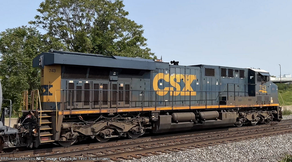 CSX 743 is the rear DPU.